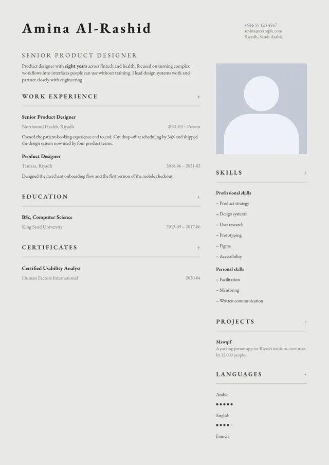 A résumé page rendered in English with the Gallery template